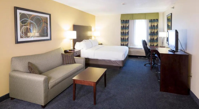 Люкс Holiday Inn Express Hotel & Suites-Saint Joseph by IHG