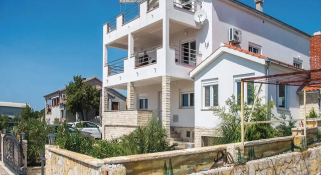 Spacious Villa in Maslenica with Swimming Pool