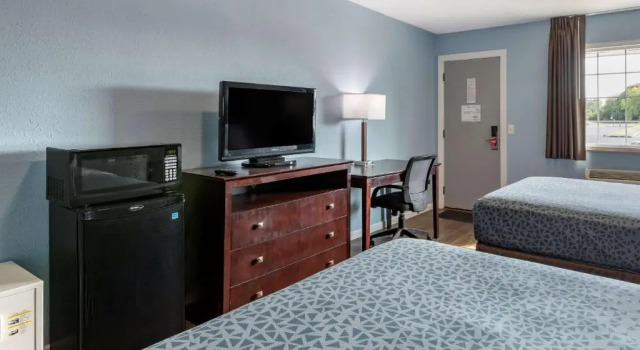 Четырёхместный номер Deluxe Econo Lodge Inn & Suites Sandusky South