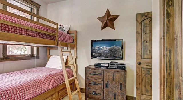 Highwood Hideaway by RedAwning, Забронировать Отель Отели Брекенридж с парковкой, рядом с Trygve's Platter Chair Lift, Парковка