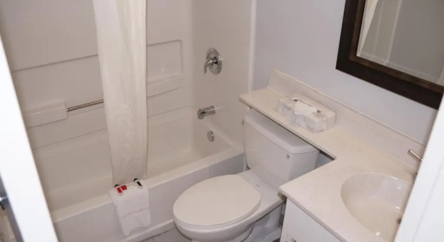 Четырёхместный номер Standard Days Inn & Suites by Wyndham Colonial