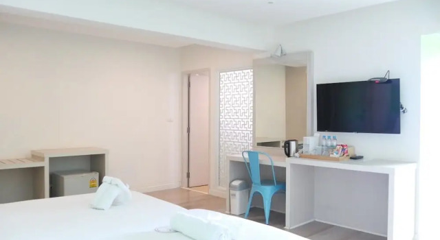 Трёхместный номер Deluxe с балконом The Tint At Phuket Town - SHA Plus
