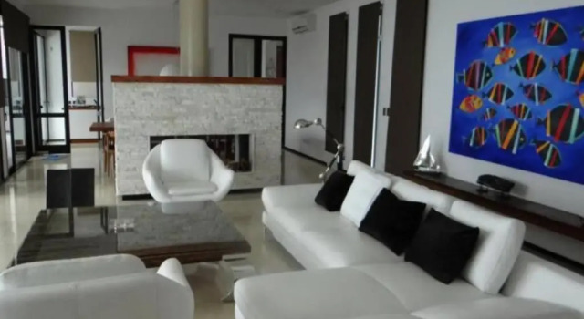 Espectacular casa con piscina y vistas únicas a Bosque y Laguna a metros de canchas de Tenis y Golf, Prenota Hotel Hotel a Maldonado con piscina, Piscina