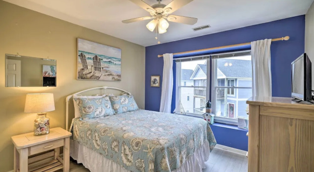 Апартаменты Coastal Home w/ Community Pool < 2 Miles to Beach!