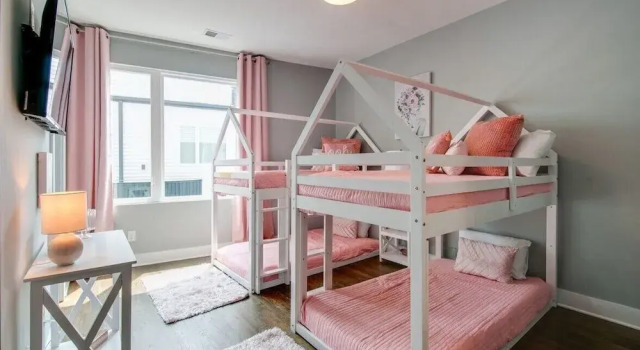 Коттедж King Queen 2 Homes - 24 Beds City Views