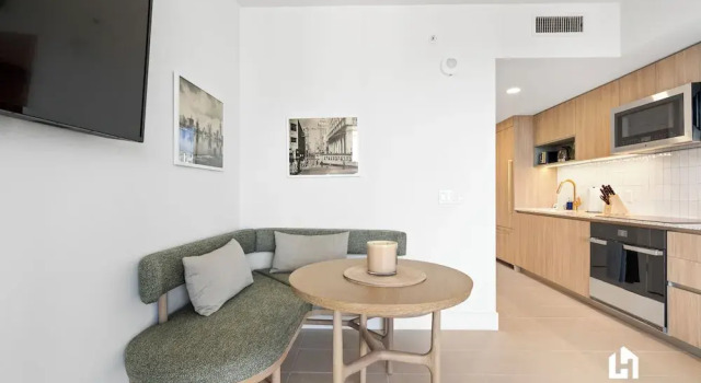 Апартаменты с балконом и с частичным видом на океан Stylish Apartments with Partial Ocean Views in Downtown