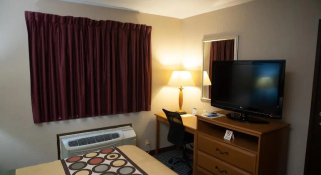 Четырёхместный номер Standard Super 8 by Wyndham Fairmont