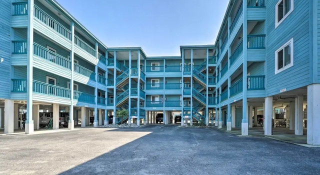 Condo w/ Balcony & Pool: Walk to 2 Beach Accesses!
