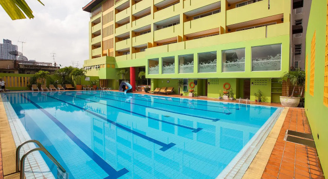 Кровать в общем номере The Aiyapura Bangkok