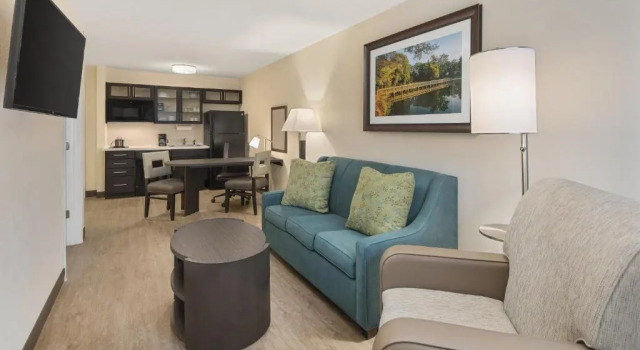 Двухместный люкс с 2 комнатами Candlewood Suites - Charlotte - Arrowood by IHG