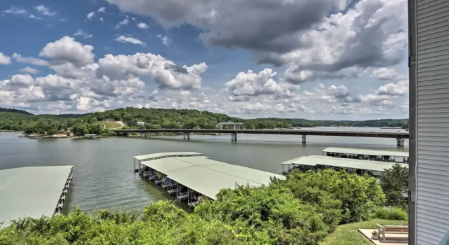 Апартаменты с 3 комнатами с балконом Balcony & Seasonal Pool: Lakefront Ozark Condo