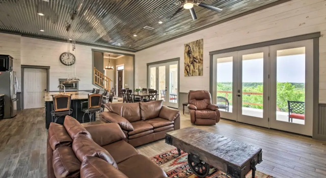 'ladera' Wimberley Estate on 13 Acres w/ Hot Tub, Забронировать Дом для отпуска Отели Уимберли с парковкой, Парковка