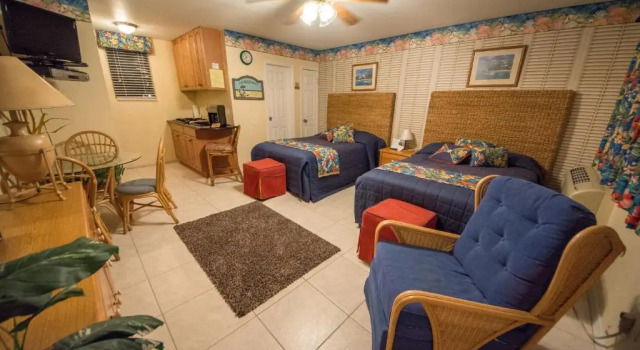 Четырёхместная студия Camelot Beach Suites