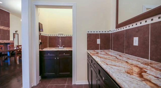 Downtown Spacious Suites by Hosteeva