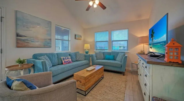 Purple Parrot by Avantstay Heated Pool, Beach Access & Central Port A Location