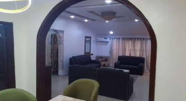 House - Sleeps 6 & Free Parking, Book Hotel Ikeja 