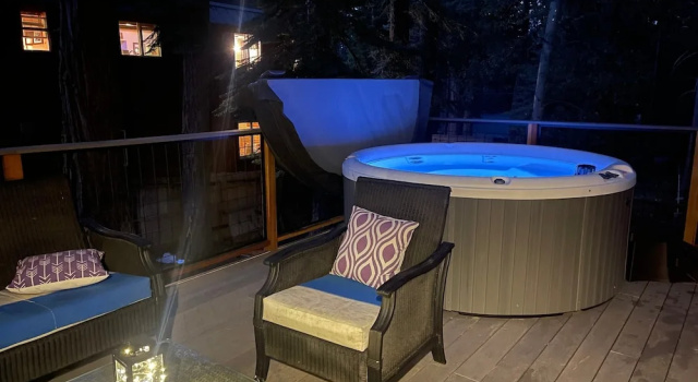 Sweet Pine Deck + Hot Tub, Cozy Modern Interior Close to Ski Resort!