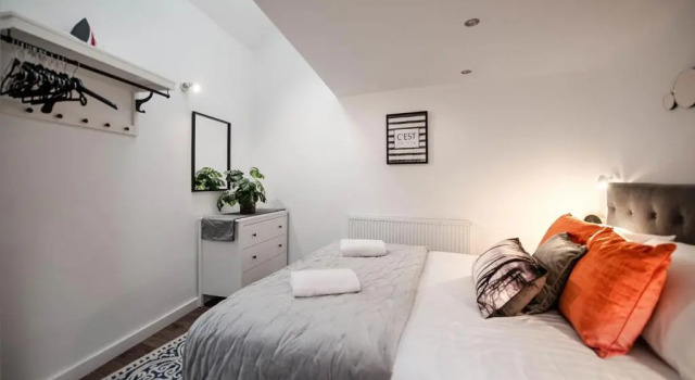 Air Host and Stay - Apartment 2 Broadhurst Court sleeps 6 minutes from town centre, Забронировать Апартаменты/квартира Стокпорт Большой Манчестер, рядом с The Plaza