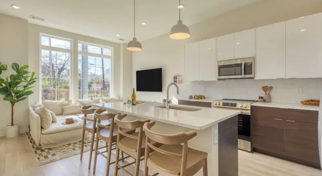 Коттедж Sleeps 16 2 Modern Townhomes, Minutes to Broadway Lischey & 98 Degrees by Avantstay