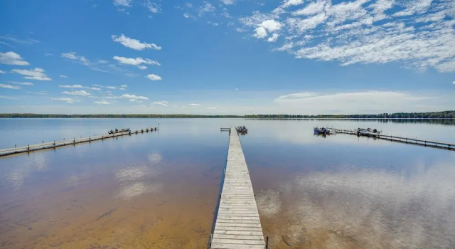 Rustic Cabin w/ Fire Pit, Steps to Sand Lake!, Reserva ahora Hotel Stone Lake Estados Unidos