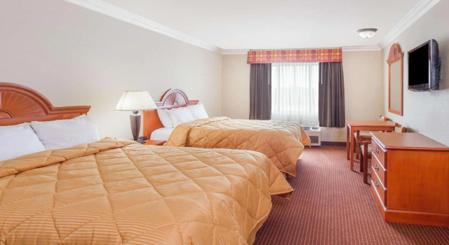 Четырёхместный номер Standard Days Inn by Wyndham Carlsbad