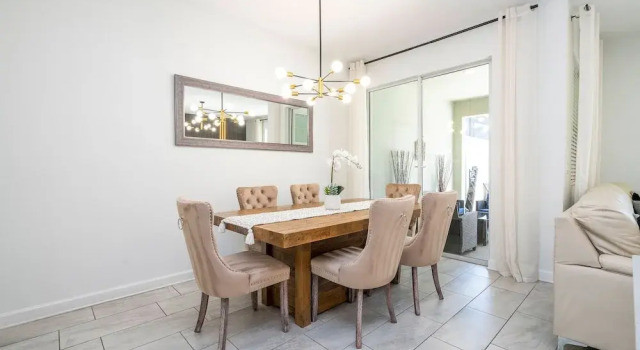 Beautiful 4 BR Close to Disney, Rezerwuj Dom wakacyjny Hotele w Kissimmee z parkingiem, Parking