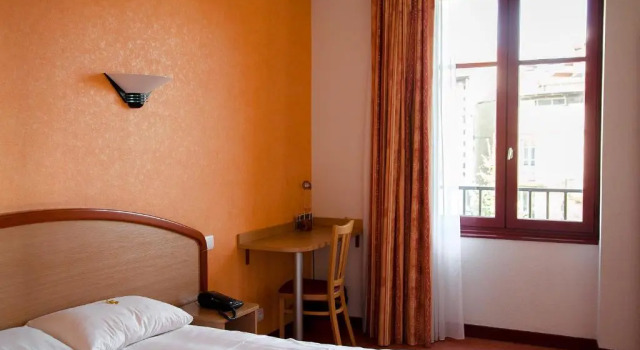 Двухместный номер Standard Logis Hôtel du Commerce