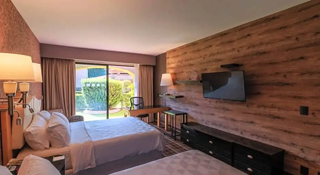 Четырёхместный номер Standard с балконом Holiday Inn Queretaro Centro Historico by IHG