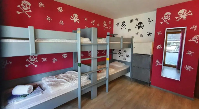 Кровать в общем номере Alpking Hostel