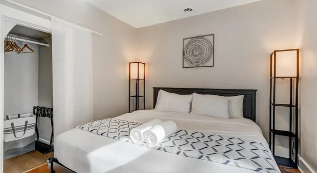 Downtown Getaway With Balcony King Beds, Забронировать Дом для отпуска Колорадо-Спрингс Колорадо, рядом с Концертный зал Pikes Peak Center