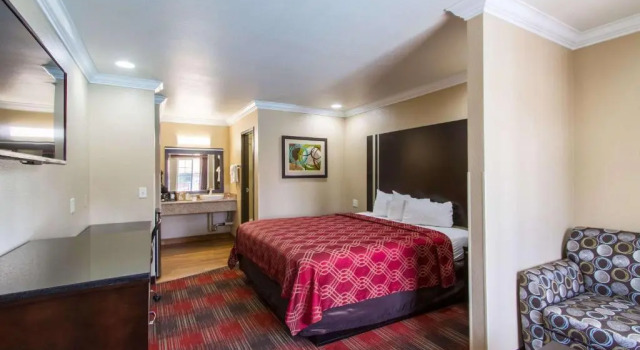 Трёхместный люкс Econo Lodge Inn & Suites Escondido Downtown