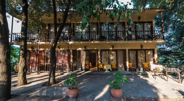 Студия с балконом и с красивым видом из окна Hotel Irini