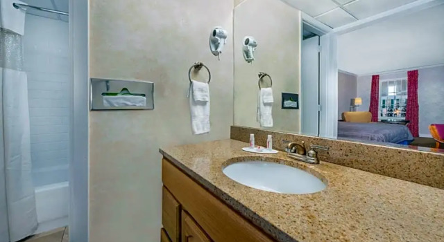 Четырёхместный номер Deluxe Howard Johnson Burlington