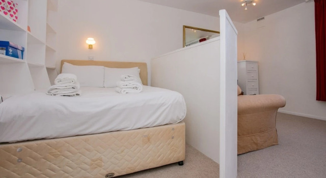 Studio Apartment in Putney With Balcony Sleeps 2, Varaa Huoneisto Asunnot kohteessa Merseyside, Huoneisto