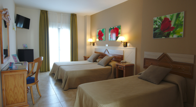 Трёхместный номер Standard с балконом Hotel Puerta del Mar