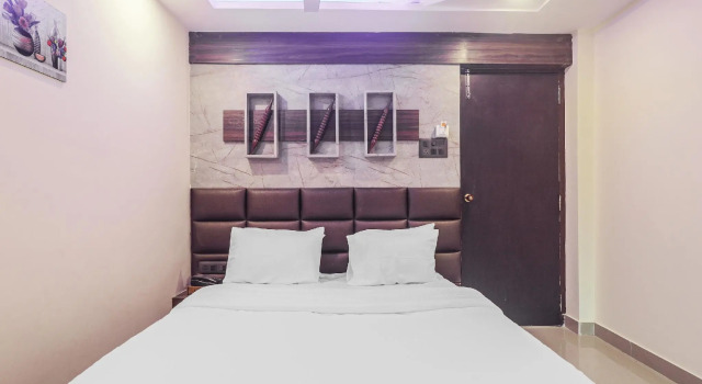 Люкс Standard Collection O 83454 Hotel Hirak Inn