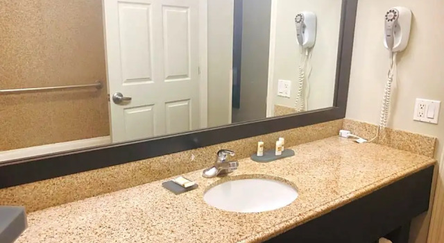 Четырёхместный номер Deluxe La Quinta Inn & Suites Lake Charles Prien Lake Rd