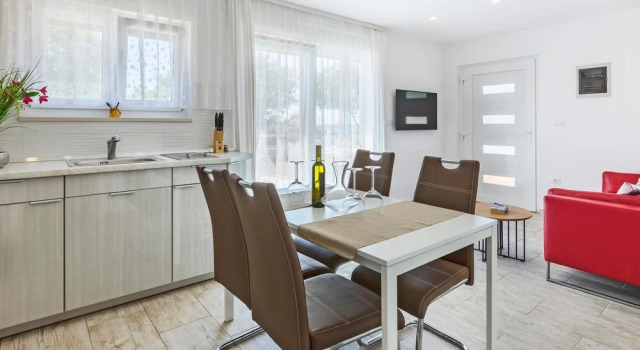 Awesome Home in Peroj With Wifi and 2 Bedrooms, Reserva ahora Hotel Hoteles en Pula con aparcamiento, Aparcamiento