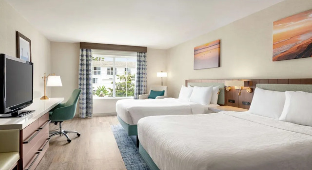 Четырёхместный номер Standard с красивым видом из окна Hilton Garden Inn Carlsbad Beach