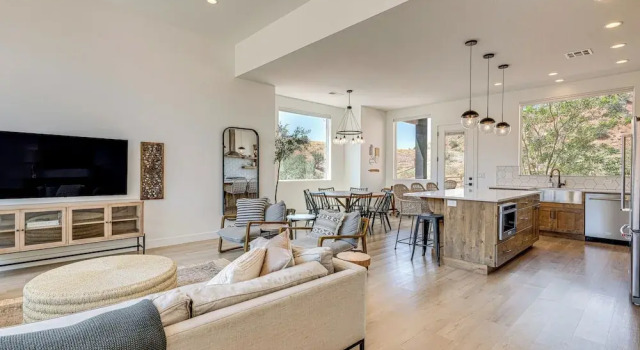 Gorgeous Kanab Home: Canyon Views & Pool Access!, Book Feriehus Sommerhuse i Kane County, Hytte