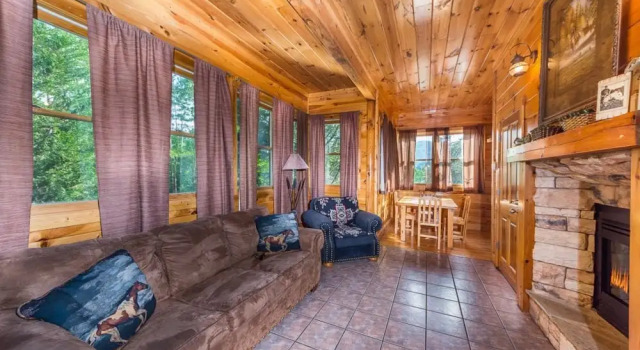 9 Bedroom Roscoe's Retreat by Hosteeva