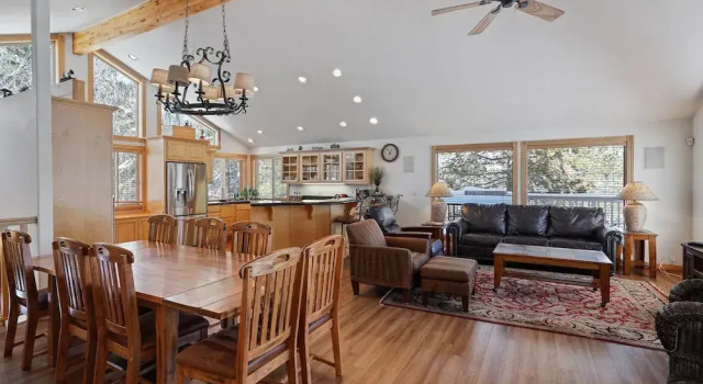 Коттедж 2 Sarazen Home with Hot Tub and BBQ on the Deck, Close to Woodlands Golf Course by RedAwning