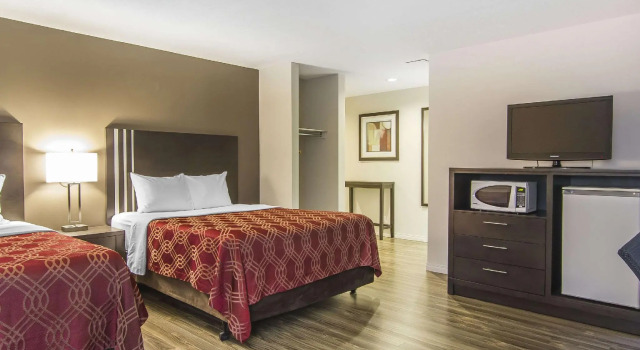 Четырёхместный люкс Econo Lodge Inn & Suites