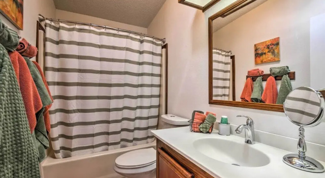 Коттедж Lovely Lady Lake Home w/ Resort Amenities & Lanai!