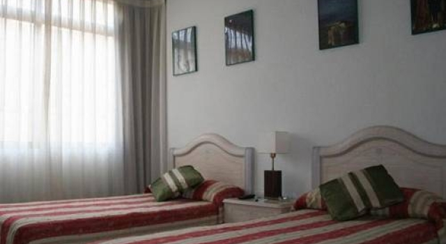 Apartamentos Cuatro Caminos, Забронировать Отель Отели Мадрида с парковкой, рядом с Церковь Святого Иоанна Креста, Парковка