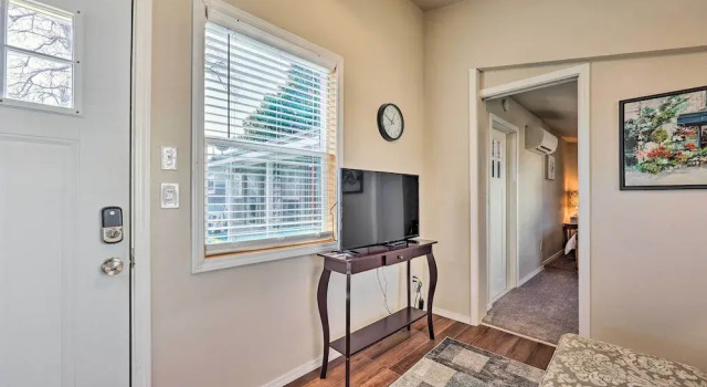 1 Mi to Dtwn Rogers: Convenient Getaway w/ Patio