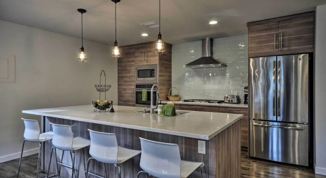 Sleek Riverfront Condo on Pier in Downtown Astoria, 예약 아파트 아스토리아 North Oregon Coast