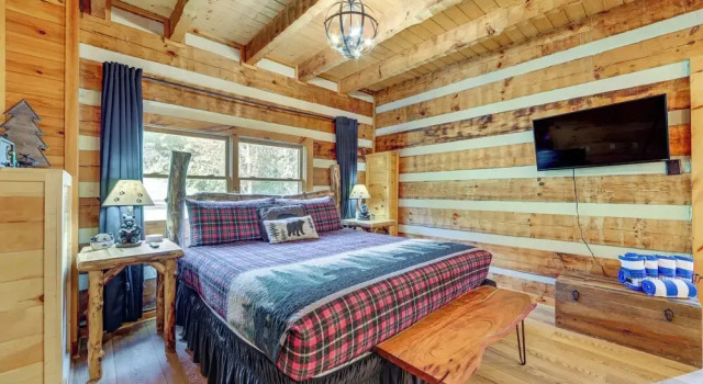 Mins to Dollywood: Boujee Bear Cabin w/ Hot Tub!