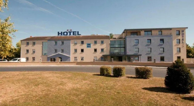 Кровать в общем номере Sure Hotel by Best Western Reims Nord