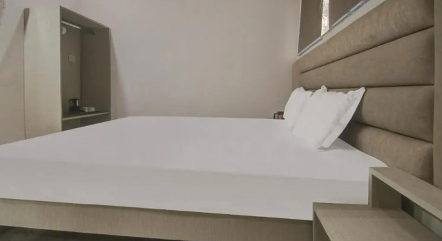 OYO 82221 Hotel Regency, Boek Hotel Hotels in Jādabpur met parkeren, Parkeren